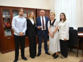 Денис Чайковский получил заветный стикер-наклейку на телефон