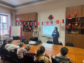 Играя развиваемся: в КГУ стартовали занятия новой образовательной программы для младших школьников